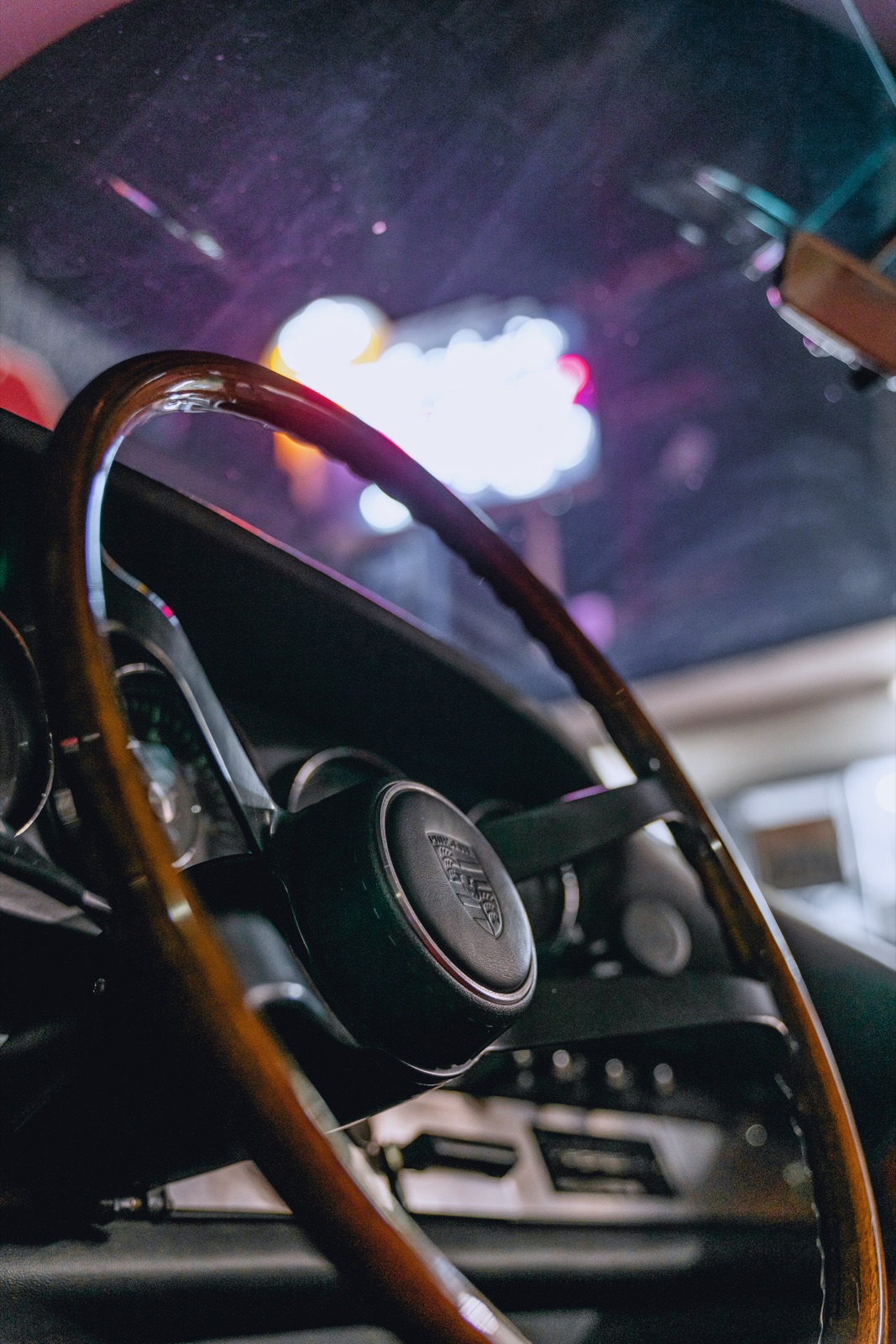 The restored wooden steering wheel and Porsche horn boss